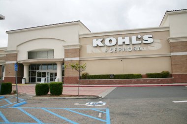 Irvine, California - ABD - 1 Haziran 2023: Kohl 's. Kohl 's, Kohl' s Corporation tarafından işletilen bir Amerikan mağaza zinciri. Aralık 2021 itibariyle ABD 'deki en büyük mağazadır..