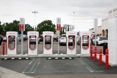 Irvine, California - ABD - 21 Haziran 2023: Tesla Elektrikli Otomobil Şarj İstasyonu. Tesla Superşarj istasyonunda birçok araba şarj oluyor. Süperşarj istasyonları Tesla arabalarına hızlı şarj olanağı sağlıyor.
