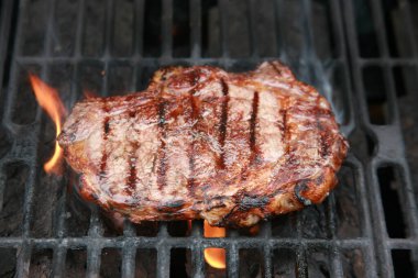 Biftek. Biftek. Kırmızı et. Sulu orta boy kaburga gözü bifteği. Beyaz bir tabakta ızgara biftek. BBQ Grill 'den et. Beyaz seramik tabakta ızgara sığır filetosu. Öğle yemeği hazır. Yemek zamanı..