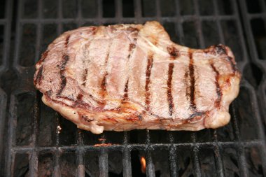 Biftek. Biftek. Kırmızı et. Sulu orta boy kaburga gözü bifteği. Beyaz bir tabakta ızgara biftek. BBQ Grill 'den et. Beyaz seramik tabakta ızgara sığır filetosu. Öğle yemeği hazır. Yemek zamanı..