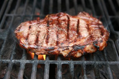 Biftek. Biftek. Kırmızı et. Sulu orta boy kaburga gözü bifteği. Beyaz bir tabakta ızgara biftek. BBQ Grill 'den et. Beyaz seramik tabakta ızgara sığır filetosu. Öğle yemeği hazır. Yemek zamanı..