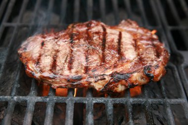 Biftek. Biftek. Kırmızı et. Sulu orta boy kaburga gözü bifteği. Beyaz bir tabakta ızgara biftek. BBQ Grill 'den et. Beyaz seramik tabakta ızgara sığır filetosu. Öğle yemeği hazır. Yemek zamanı..