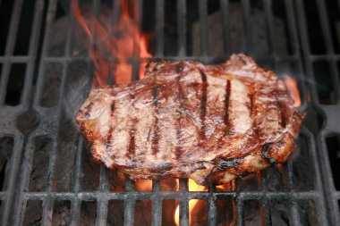Biftek. Biftek. Kırmızı et. Sulu orta boy kaburga gözü bifteği. Beyaz bir tabakta ızgara biftek. BBQ Grill 'den et. Beyaz seramik tabakta ızgara sığır filetosu. Öğle yemeği hazır. Yemek zamanı..