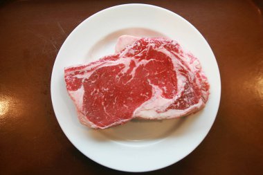 Biftek. Biftek. Kırmızı et. Sulu orta boy kaburga gözü bifteği. Çiğ et yakın.