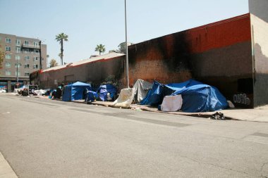 6 / 20 / 2019 Los Angeles, California: Los Angeles 'taki Evsiz Çadır Kampları ve Evsiz İnsanlar. Los Angeles 'ta herhangi bir gecede yaklaşık 60.000 kişi evsiz bulunabilir. Editör Sadece Kullan.