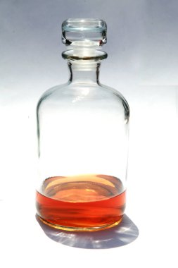 - Viski. Rom, Bourbon. Tekila. Kurşunsuz kristalde modern viski sürahisi. Likör Dekanter. Bir sürahide rom. Whiskey Dekanter.