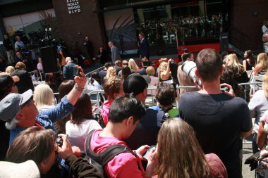 Hollywood, California USA - 12 Mayıs 2023: Hollywood Şöhret Yolu 'nun yıldızı. İnsanlar Blake Shelton 'ın Hollywood Şöhret Yolu' nda adını Star olarak almasını izlemek için toplandı. Kalabalık insanlar..