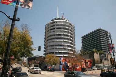 Hollywood, California USA - 12 Mayıs 2023: Hollywood California 'daki Capital Records binası. Capitol Records, Universal Music Group tarafından dağıtılan bir Amerikan plak şirketidir. Hollywood