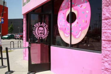 Hollywood, California USA - 12 Mayıs 2023: TREJO 'nun Kahve ve Çörekleri. Aktör Danny Trejo 'nun Hollywood California' daki Çörek ve Kahve Dükkanı. Meksikalı Amerikalı aktör Danny Trejo 'dan bir kahve ve çörek dükkanı..