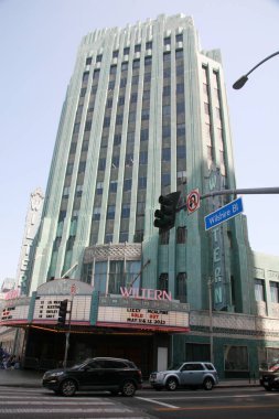 LOS ANGELES, CA - 12 Mayıs 20 Pellissier Binası ve Wiltern Tiyatrosu Merkezi, Wilshire Bulvarı 'nın köşesindeki tarihi Art Deco binası ve Los Angeles, Kaliforniya' daki Western Avenue.