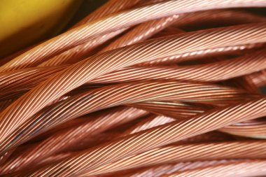 Bakır tel. Eski bakır teli geri dönüşüm için hurdaya çıkar. Demir içermeyen metaller. Elektrik tesisatı. Berilyum bakır kablo. Parlak parlak. Parlak ve Parlak. Elektrik kabloları. Geri dönüşüm. Endüstriyel Bakır Kablo.