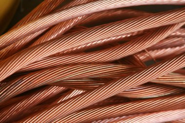 Bakır tel. Eski bakır teli geri dönüşüm için hurdaya çıkar. Demir içermeyen metaller. Elektrik tesisatı. Berilyum bakır kablo. Parlak parlak. Parlak ve Parlak. Elektrik kabloları. Geri dönüşüm. Endüstriyel Bakır Kablo.