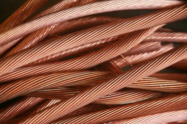 Bakır tel. Eski bakır teli geri dönüşüm için hurdaya çıkar. Demir içermeyen metaller. Elektrik tesisatı. Berilyum bakır kablo. Parlak parlak. Parlak ve Parlak. Elektrik kabloları. Geri dönüşüm. Endüstriyel Bakır Kablo.