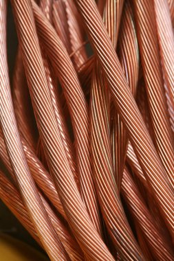 Bakır tel. Eski bakır teli geri dönüşüm için hurdaya çıkar. Demir içermeyen metaller. Elektrik tesisatı. Berilyum bakır kablo. Parlak parlak. Parlak ve Parlak. Elektrik kabloları. Geri dönüşüm. Endüstriyel Bakır Kablo.