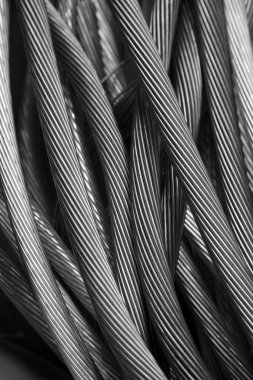 Bakır tel. Eski bakır teli geri dönüşüm için hurdaya çıkar. Demir içermeyen metaller. Elektrik tesisatı. Berilyum bakır kablo. Parlak parlak. Parlak ve Parlak. Elektrik kabloları. Geri dönüşüm. Endüstriyel Bakır Kablo.
