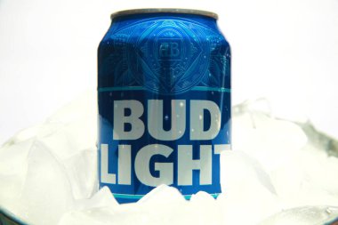 Lake Forest, California - ABD - 29 Nisan 2023: Bud Light. Alüminyum kutu Bud Light. Şirketin Dylan Mulvaney ile yaptığı bir transseksüel aktivist sponsor tarafından boykot edildi.. 
