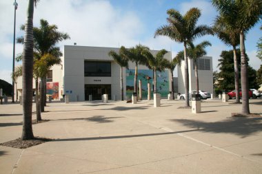 Huntington Sahili, Kaliforniya - ABD - 23 Nisan 2023: Huntington Plaj Karakolu. Polis Departmanı. Hükümet Binası. Hizmet ve koruma için. Polisten uzak dur. Polisler harika.