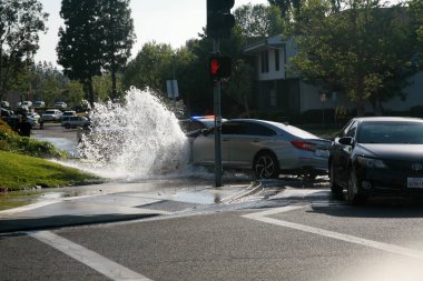 Lake Forest, California - ABD - 26 Nisan 2023: büyük araba kazası. Araba yangın musluğunun üzerinden geçiyor ve su baskınına ve çarpışma tehlikesine neden oluyor. Araba kazası yangın musluğunu tahrip etti..