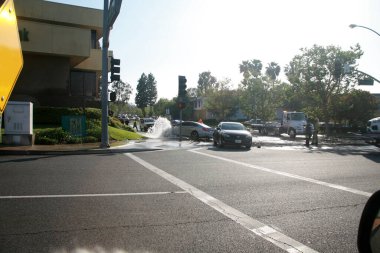 Lake Forest, California - ABD - 26 Nisan 2023: büyük araba kazası. Araba yangın musluğunun üzerinden geçiyor ve su baskınına ve çarpışma tehlikesine neden oluyor. Araba kazası yangın musluğunu tahrip etti..