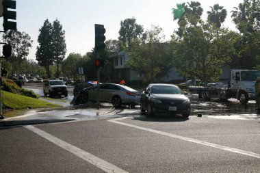 Lake Forest, California - ABD - 26 Nisan 2023: büyük araba kazası. Araba yangın musluğunun üzerinden geçiyor ve su baskınına ve çarpışma tehlikesine neden oluyor. Araba kazası yangın musluğunu tahrip etti..