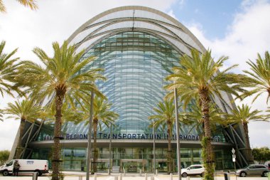 Anaheim California - 18 Nisan 2023 Anaheim Bölgesel Ulaşım Merkezi. ARTIC, bu yerel ulaşım merkezi günlük banliyö ve ziyaretçiler için demiryolu, otobüs, taksi ve diğer hizmetler sunmaktadır..