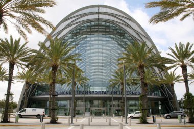 Anaheim California - 18 Nisan 2023 Anaheim Bölgesel Ulaşım Merkezi. ARTIC, bu yerel ulaşım merkezi günlük banliyö ve ziyaretçiler için demiryolu, otobüs, taksi ve diğer hizmetler sunmaktadır..