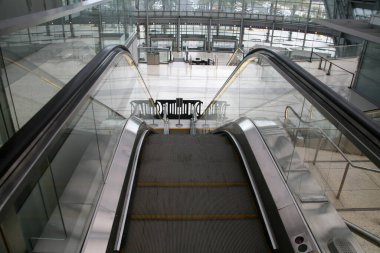 Anaheim California - 18 Nisan 2023 Anaheim Bölgesel Ulaşım Merkezi. ARTIC, bu yerel ulaşım merkezi günlük banliyö ve ziyaretçiler için demiryolu, otobüs, taksi ve diğer hizmetler sunmaktadır..