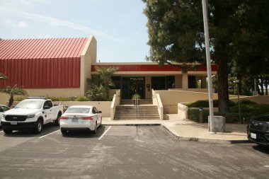 Fountain Valley, Kaliforniya - ABD - 18 Nisan 2023 Fountain Valley Polis Merkezi. Fountain Valley California 'daki otoparkı olan şerifin ofisi. Hizmet ve Koruma.
