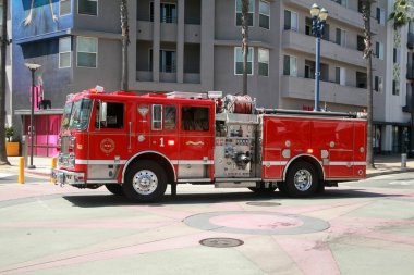 Long Beach - Kaliforniya - ABD - 19 Nisan 2023: Long Beach California İtfaiye Aracı tıbbi bir acil servise yardıma geldi. İtfaiye ekipleri acil durumlara gerektiği zaman müdahale ederler..