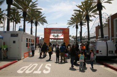 Long Beach, California - ABD - 16 Nisan 2023: Long Beach California 'nın 48. Acura Grand Prix' sine giriş kapısı. Yıllık bu etkinliğin tadını çıkarmak için para ödeyenler bu kapıdan girerler..