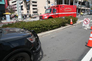 Long Beach, California - ABD - 16 Nisan 2023 Long Beach California 'da trafik sıkışıklığı. Karşı ışıktan sonra kavşağı kapatan arabalar yeşile döndü. Araba kullanan insanlar..