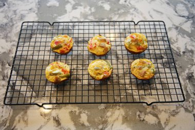 Kahvaltılık yumurtalı kekler. Yumurta bardakları. Düşük karbonhidrat veya Keto diyetinin bir parçası. Kahvaltı yumurtalı kekler lezzetli ve sağlıklı bir yemektir ve yemekler için mükemmeldir. Protein paketlenmiş yumurtalı kek. Keto diyetleri için harikadır..