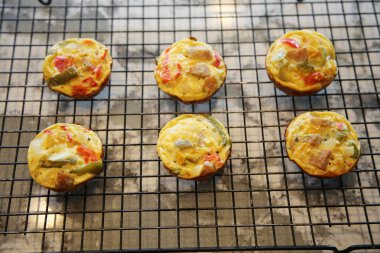 Kahvaltılık yumurtalı kekler. Yumurta bardakları. Düşük karbonhidrat veya Keto diyetinin bir parçası. Kahvaltı yumurtalı kekler lezzetli ve sağlıklı bir yemektir ve yemekler için mükemmeldir. Protein paketlenmiş yumurtalı kek. Keto diyetleri için harikadır..