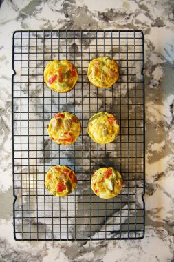 Kahvaltılık yumurtalı kekler. Yumurta bardakları. Düşük karbonhidrat veya Keto diyetinin bir parçası. Kahvaltı yumurtalı kekler lezzetli ve sağlıklı bir yemektir ve yemekler için mükemmeldir. Protein paketlenmiş yumurtalı kek. Keto diyetleri için harikadır..