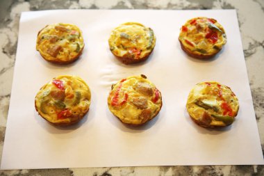 Kahvaltılık yumurtalı kekler. Yumurta bardakları. Düşük karbonhidrat veya Keto diyetinin bir parçası. Kahvaltı yumurtalı kekler lezzetli ve sağlıklı bir yemektir ve yemekler için mükemmeldir. Protein paketlenmiş yumurtalı kek. Keto diyetleri için harikadır..