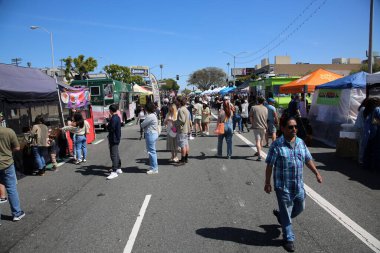 Venice, California - ABD - 3-18-2023: Venedik Festivali yüzlerce yerel sanatçının, marka tasarımcısının çalışmalarını içermektedir. Farklı etkinleştirme alanları