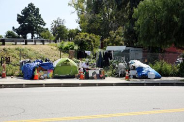 6 / 20 / 2019 Los Angeles, California: Los Angeles 'taki Evsiz Çadır Kampları ve Evsiz İnsanlar. Los Angeles 'ta herhangi bir gecede yaklaşık 60.000 kişi evsiz bulunabilir. Editör Sadece Kullan.