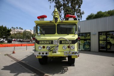 Santa Monica, California - ABD - 3-18-2023: Uçuş Müzesi. Müze 1989 yılında Santa Monica Havaalanı 'nın kuzey tarafında açıldı. 2. Dünya Savaşı 'na önem veren çok sayıda vintage uçak yer almaktadır.