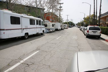 Venedik, Kaliforniya - ABD - 3-18-2023: Venedik, Kaliforniya 'daki Evsizler Kampı. Los Angeles California 'da, karavanın evsiz insanlarında evsiz kampları. Yaklaşık 60.000 kişi evsiz bulunabilir.