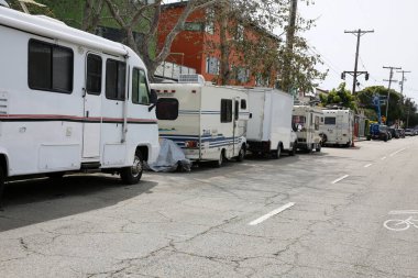 Venedik, Kaliforniya - ABD - 3-18-2023: Venedik, Kaliforniya 'daki Evsizler Kampı. Los Angeles California 'da, karavanın evsiz insanlarında evsiz kampları. Yaklaşık 60.000 kişi evsiz bulunabilir.