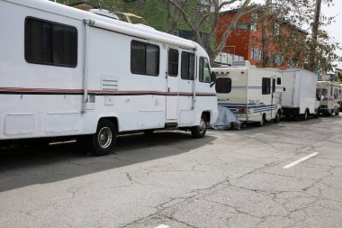 Venedik, Kaliforniya - ABD - 3-18-2023: Venedik, Kaliforniya 'daki Evsizler Kampı. Los Angeles California 'da, karavanın evsiz insanlarında evsiz kampları. Yaklaşık 60.000 kişi evsiz bulunabilir.