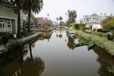 Venice California - 3-18-2023. Venice Kanal Tarihi Bölgesi. Los Angeles, Kaliforniya 'nın Venedik banliyösünde gömülü. İnsan yapımı sulak arazi kanalları, 1905 'te inşa edilmiş Venedik' e eşsiz bir tarih kazandırıyor.