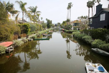 Venice California - 3-18-2023. Venice Kanal Tarihi Bölgesi. Los Angeles, Kaliforniya 'nın Venedik banliyösünde gömülü. İnsan yapımı sulak arazi kanalları, 1905 'te inşa edilmiş Venedik' e eşsiz bir tarih kazandırıyor.