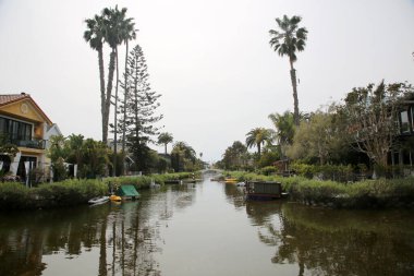 Venice California - 3-18-2023. Venice Kanal Tarihi Bölgesi. Los Angeles, Kaliforniya 'nın Venedik banliyösünde gömülü. İnsan yapımı sulak arazi kanalları, 1905 'te inşa edilmiş Venedik' e eşsiz bir tarih kazandırıyor.