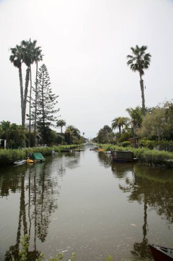 Venice California - 3-18-2023. Venice Kanal Tarihi Bölgesi. Los Angeles, Kaliforniya 'nın Venedik banliyösünde gömülü. İnsan yapımı sulak arazi kanalları, 1905 'te inşa edilmiş Venedik' e eşsiz bir tarih kazandırıyor.