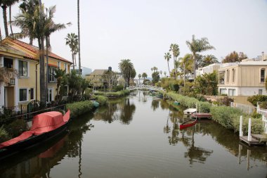Venice California - 3-18-2023. Venice Kanal Tarihi Bölgesi. Los Angeles, Kaliforniya 'nın Venedik banliyösünde gömülü. İnsan yapımı sulak arazi kanalları, 1905 'te inşa edilmiş Venedik' e eşsiz bir tarih kazandırıyor.