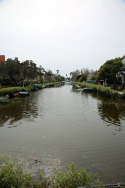 Venice California - 3-18-2023. Venice Kanal Tarihi Bölgesi. Los Angeles, Kaliforniya 'nın Venedik banliyösünde gömülü. İnsan yapımı sulak arazi kanalları, 1905 'te inşa edilmiş Venedik' e eşsiz bir tarih kazandırıyor.