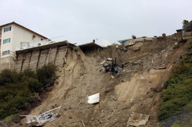 San Clemente, California - ABD - 3-17-2023: Üç uçurum üstü apartman ve San Clemente 'deki bir ev, mülklerin altında bir Land Slide geliştirilmesiyle kırmızı etiket ile işaretlenip boşaltıldı.