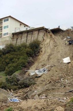 San Clemente, California - ABD - 3-17-2023: Üç uçurum üstü apartman ve San Clemente 'deki bir ev, mülklerin altında bir Land Slide geliştirilmesiyle kırmızı etiket ile işaretlenip boşaltıldı.