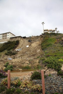 San Clemente, California - ABD - 3-17-2023: Üç uçurum üstü apartman ve San Clemente 'deki bir ev, mülklerin altında bir Land Slide geliştirilmesiyle kırmızı etiket ile işaretlenip boşaltıldı.